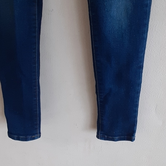 Bella adorable tight jeans! 1 - Picture 3 of 5